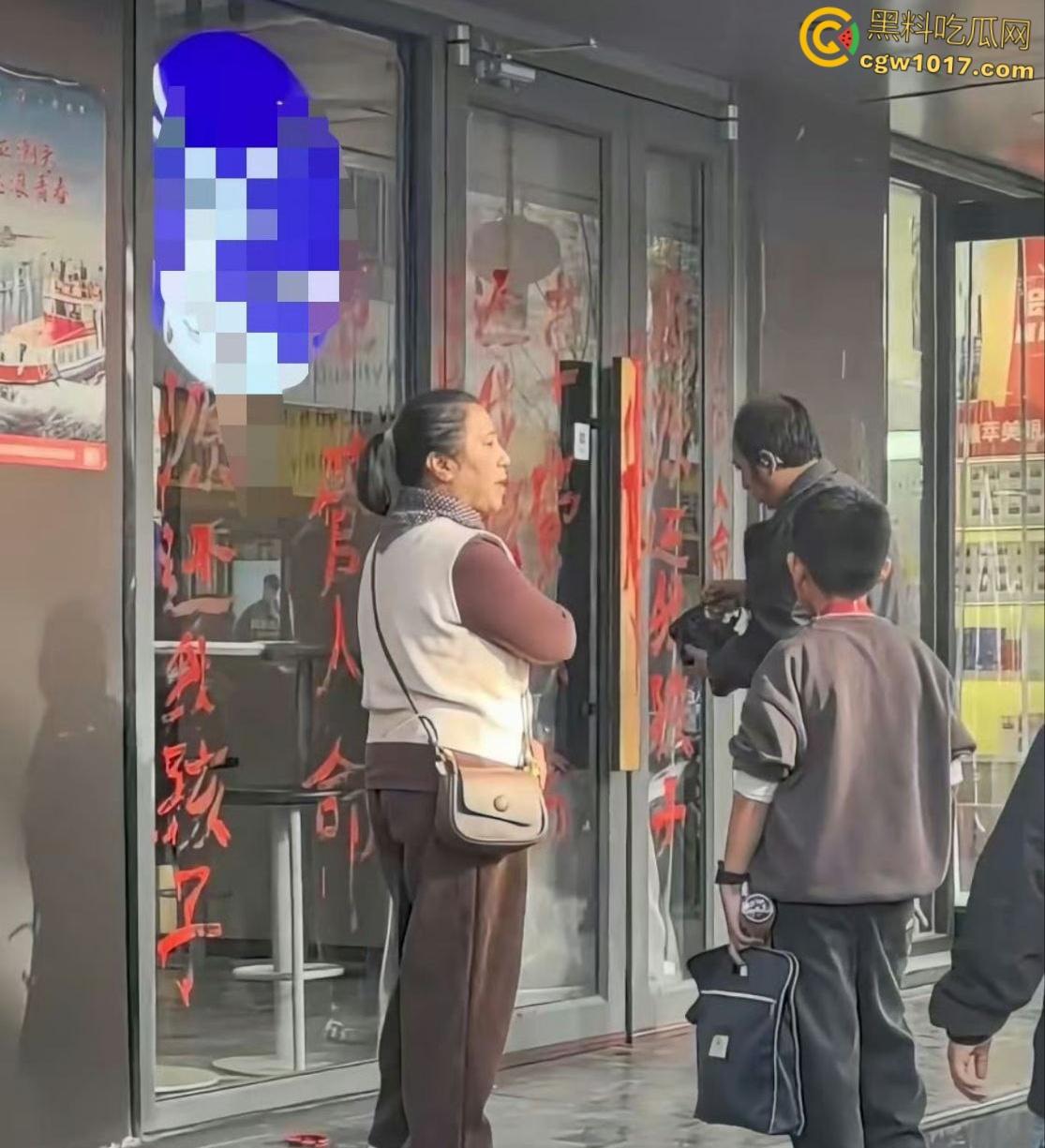 震惊!延安瑞幸老板团建灌酒女员工,次日高血压猝死医院,父母街头刷油漆痛哭:谁来还我女儿命? 第1张 震惊!延安瑞幸老板团建灌酒女员工,次日高血压猝死医院,父母街头刷油漆痛哭:谁来还我女儿命? 第1张