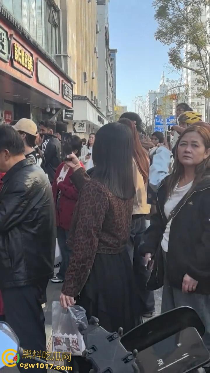 震惊!延安瑞幸老板团建灌酒女员工,次日高血压猝死医院,父母街头刷油漆痛哭:谁来还我女儿命? 第3张 震惊!延安瑞幸老板团建灌酒女员工,次日高血压猝死医院,父母街头刷油漆痛哭:谁来还我女儿命? 第3张