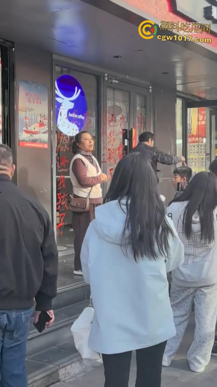 震惊!延安瑞幸老板团建灌酒女员工,次日高血压猝死医院,父母街头刷油漆痛哭:谁来还我女儿命? 第2张 震惊!延安瑞幸老板团建灌酒女员工,次日高血压猝死医院,父母街头刷油漆痛哭:谁来还我女儿命? 第2张