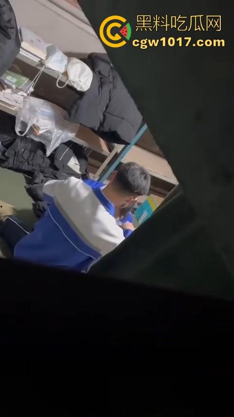 学生情侣学校储藏室偷吃禁果被偷拍，直接解开裤子让女的舔硬然后压倒抽插，淫荡小穴疯狂流水，是真的羡慕呀！  第4张