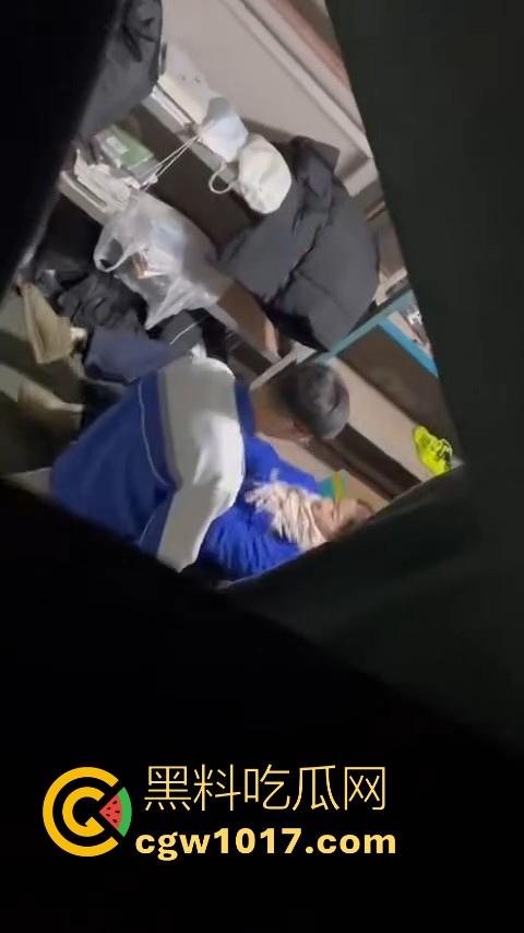 学生情侣学校储藏室偷吃禁果被偷拍，直接解开裤子让女的舔硬然后压倒抽插，淫荡小穴疯狂流水，是真的羡慕呀！  第9张