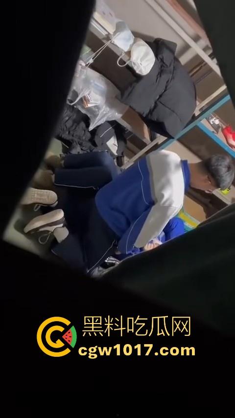 学生情侣学校储藏室偷吃禁果被偷拍，直接解开裤子让女的舔硬然后压倒抽插，淫荡小穴疯狂流水，是真的羡慕呀！  第8张
