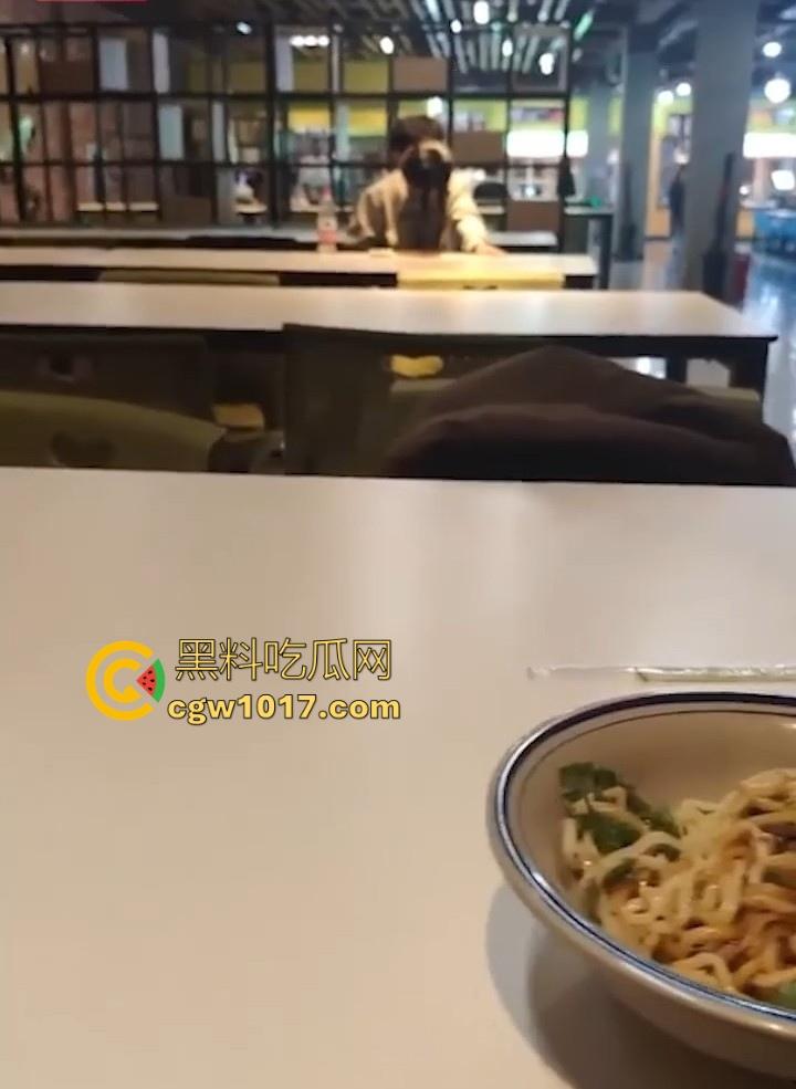 餐厅内情侣大胆玩抠逼，妹子表情扭曲高潮，全自动骑乘榨精，从娇羞到高潮喷潮，合着我们都是你们pay中的一环呗！  第1张