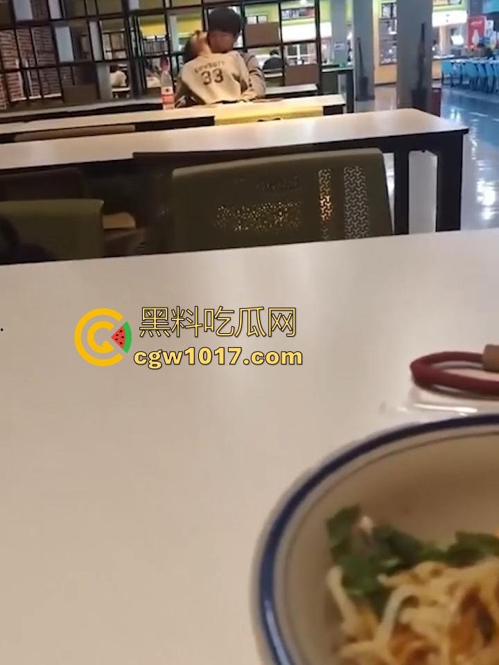 餐厅内情侣大胆玩抠逼，妹子表情扭曲高潮，全自动骑乘榨精，从娇羞到高潮喷潮，合着我们都是你们pay中的一环呗！  第4张