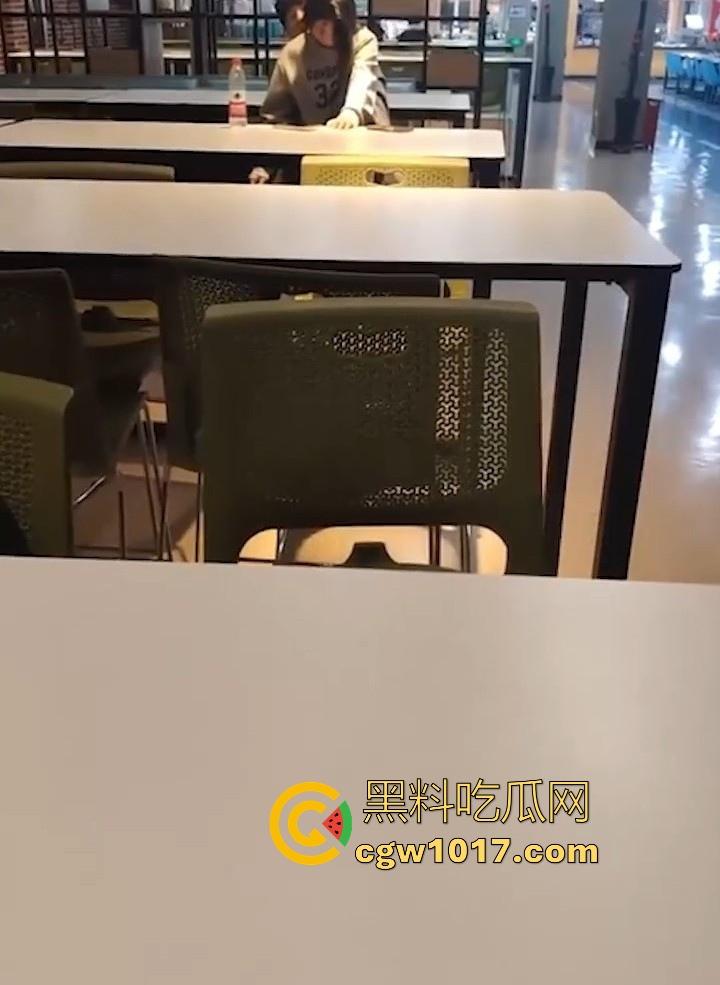 餐厅内情侣大胆玩抠逼，妹子表情扭曲高潮，全自动骑乘榨精，从娇羞到高潮喷潮，合着我们都是你们pay中的一环呗！  第8张