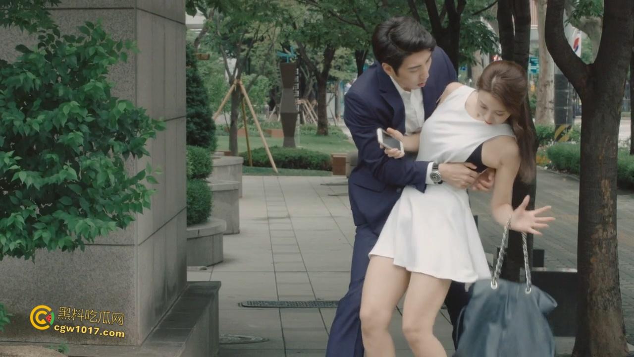 韩国三级伦理《年轻的姐夫 》，从小被领养的妹妹偷窥姐姐做爱，翘臀瑜伽勾引姐夫，娇小美乳身材被疯狂打桩！  第2张