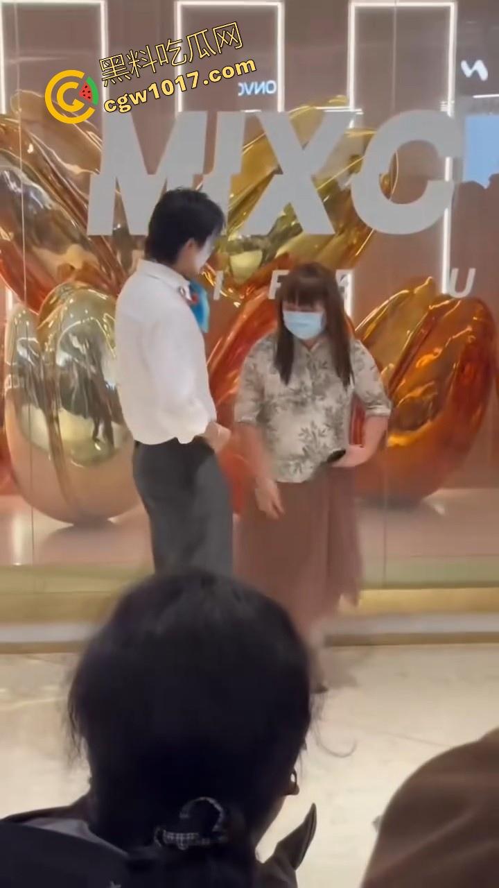 万圣节cos红姐被警察带走，我原称之为今年最佳COS，现场还跟路人玩起来跪地口交的动作，真的好像本人！  第1张