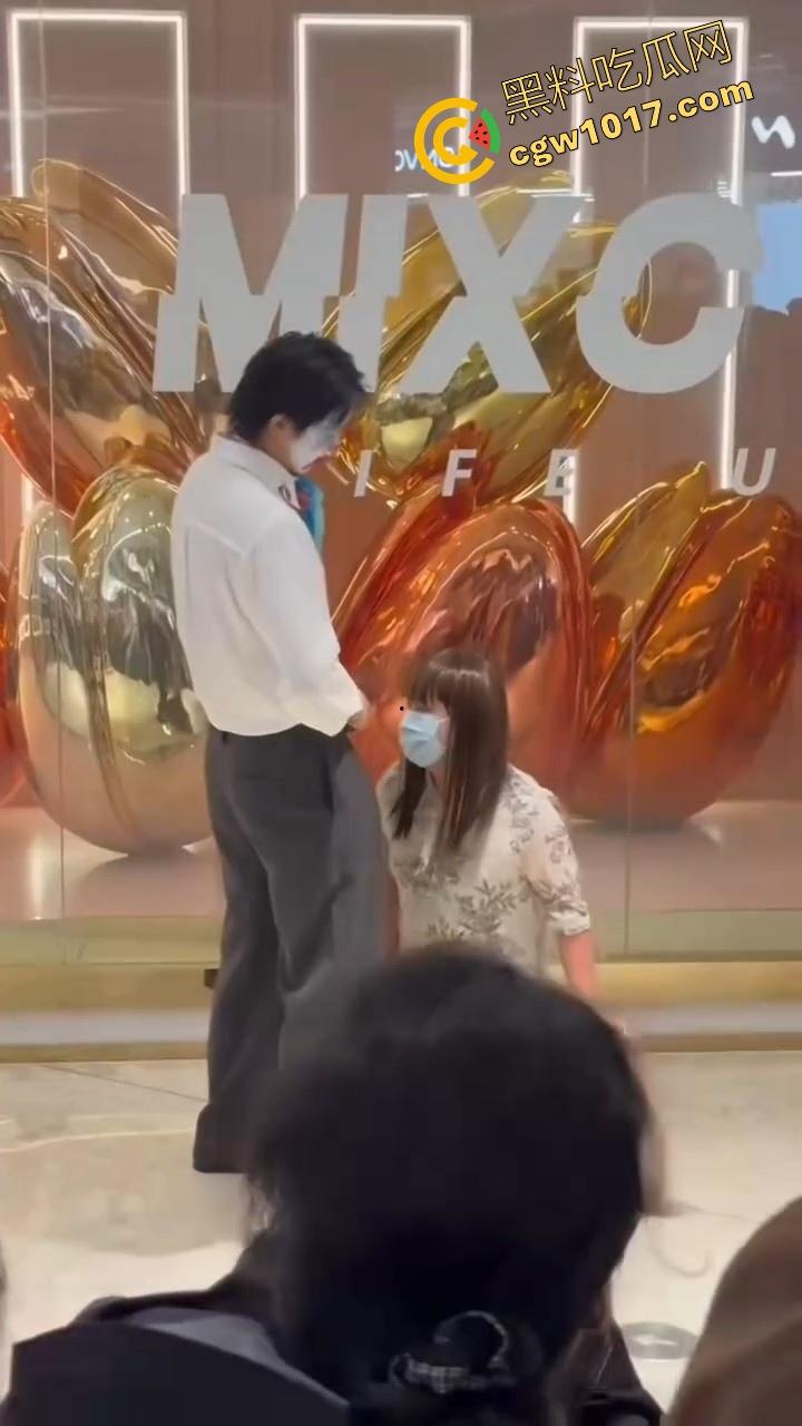 万圣节cos红姐被警察带走，我原称之为今年最佳COS，现场还跟路人玩起来跪地口交的动作，真的好像本人！  第2张