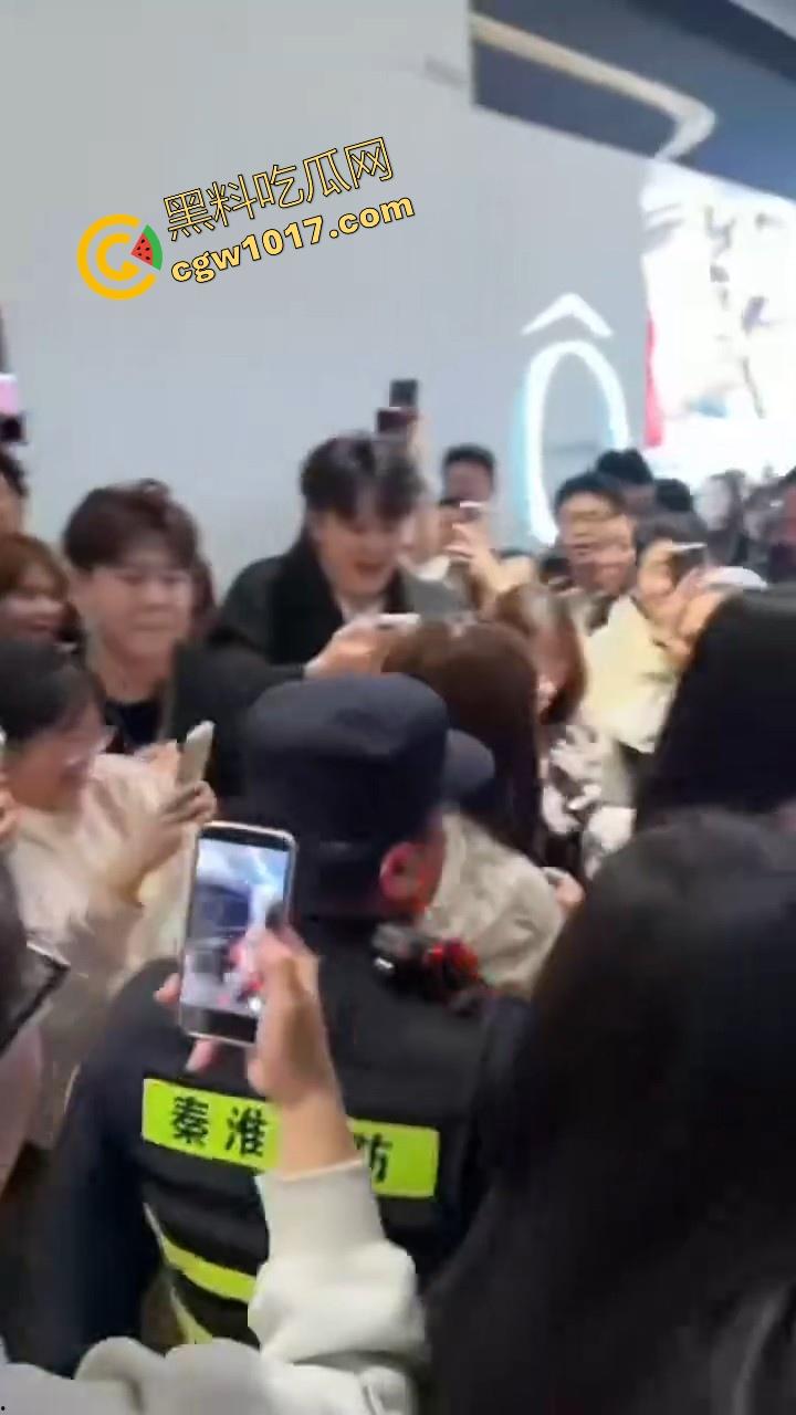 万圣节cos红姐被警察带走，我原称之为今年最佳COS，现场还跟路人玩起来跪地口交的动作，真的好像本人！  第3张