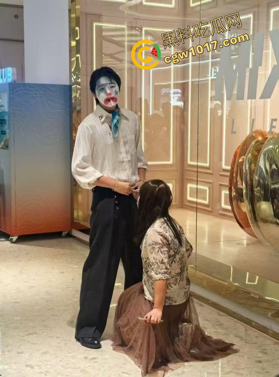 万圣节cos红姐被警察带走，我原称之为今年最佳COS，现场还跟路人玩起来跪地口交的动作，真的好像本人！  第8张