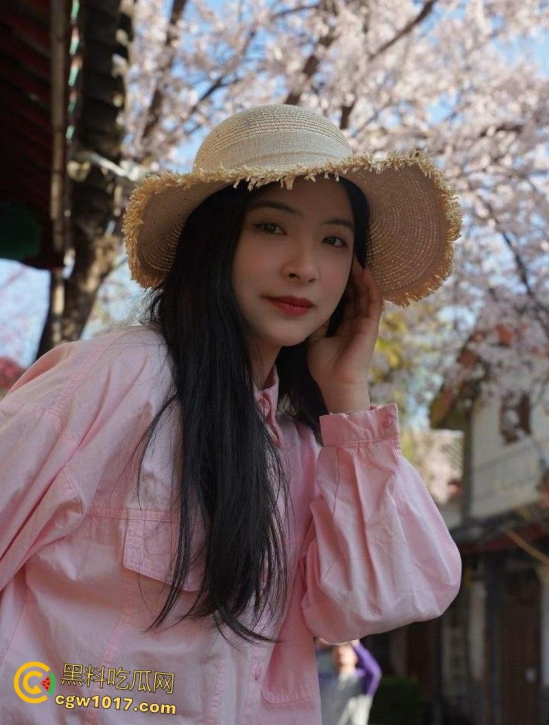 广西南宁反差婊【吴洛丹】，和男友鸳鸯浴自拍流出，饥渴小母狗跪地深喉口交，一线天超粉小穴被操到白浆流出 ！  第1张