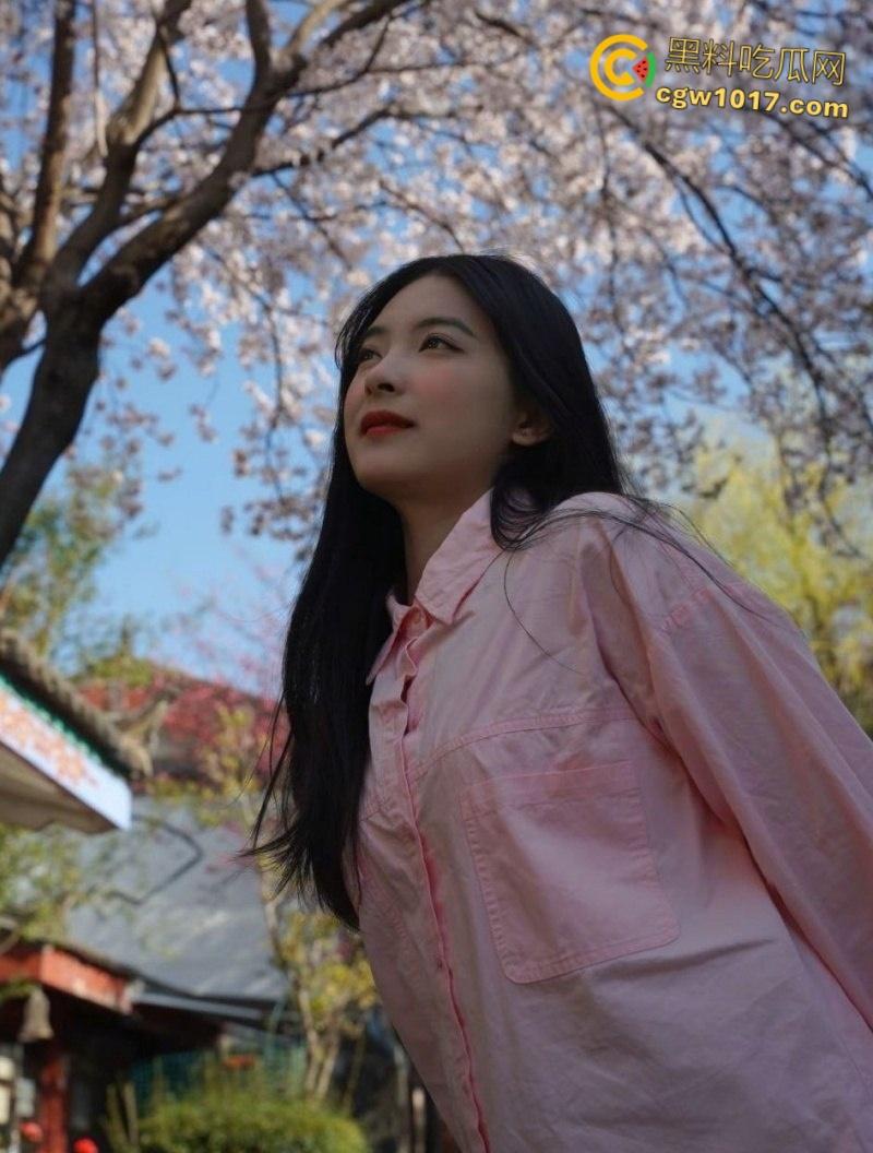 广西南宁反差婊【吴洛丹】，和男友鸳鸯浴自拍流出，饥渴小母狗跪地深喉口交，一线天超粉小穴被操到白浆流出 ！  第2张