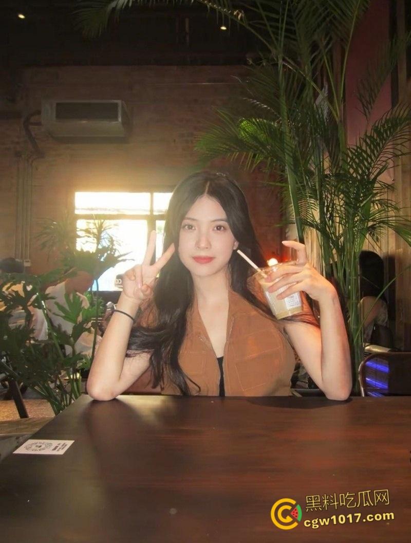 广西南宁反差婊【吴洛丹】，和男友鸳鸯浴自拍流出，饥渴小母狗跪地深喉口交，一线天超粉小穴被操到白浆流出 ！  第3张