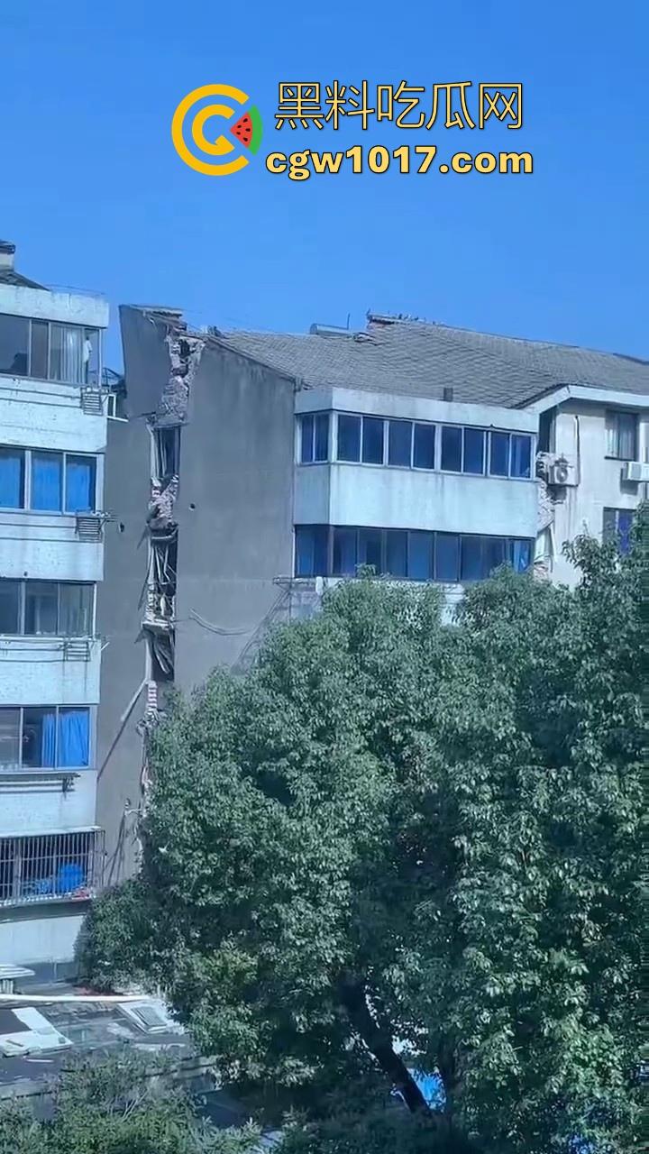 江苏丹阳一小区楼体发生沉降开裂，事故原因正在调查，还好没造成人员伤亡，所有居民已安全撤离！  第2张