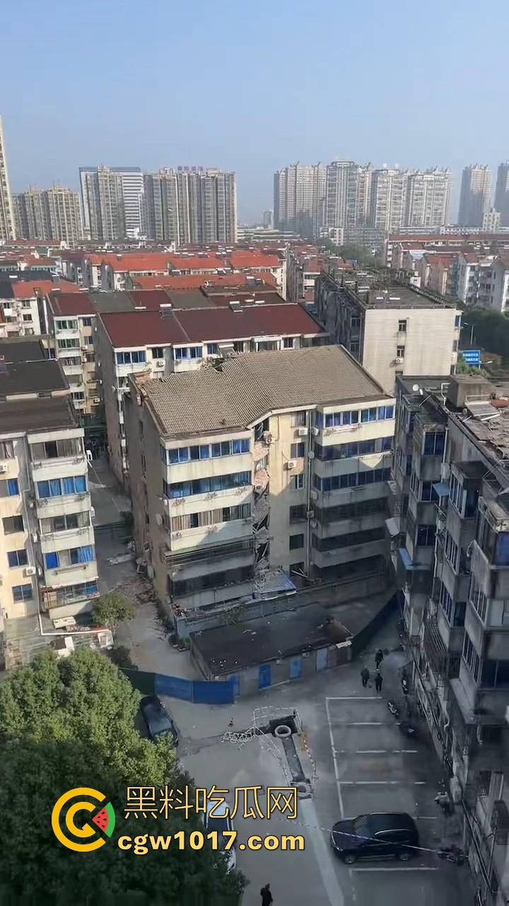 江苏丹阳一小区楼体发生沉降开裂，事故原因正在调查，还好没造成人员伤亡，所有居民已安全撤离！  第7张