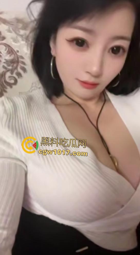 快手【小晴天】掰穴自慰，透明肉丝脱下猛插嫩逼，长美甲抠B不嫌痛，差点抠破阴道，这E罩奶够金主喝一年了！  第3张