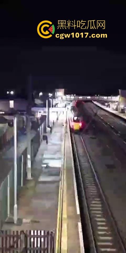 英国一火车发生持刀行凶事件！有多人被送往医院治疗，已有两人被警方逮捕，现场围满了警察像拍电影一样！  第4张