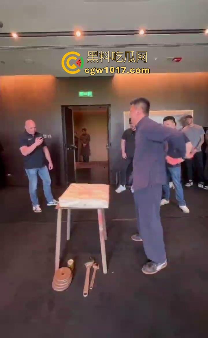 通背拳传人赵鸿刚参加UFC扇耳光大赛被对手KO！曾以为在耳光大赛上无敌的武功，没想到是这种下场，真是花拳秀腿！  第3张