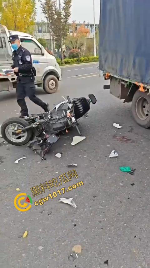 广西南宁车祸现场:鬼火少年私自改装9号电动车,速度太快操作不当直撞大货车,血溅当场! 第2张 广西南宁车祸现场:鬼火少年私自改装9号电动车,速度太快操作不当直撞大货车,血溅当场! 第2张