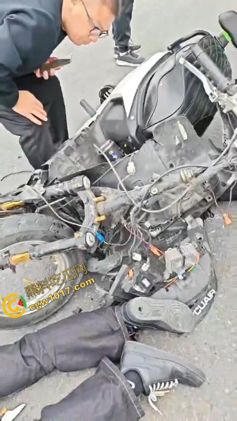 广西南宁车祸现场:鬼火少年私自改装9号电动车,速度太快操作不当直撞大货车,血溅当场! 第7张 广西南宁车祸现场:鬼火少年私自改装9号电动车,速度太快操作不当直撞大货车,血溅当场! 第7张