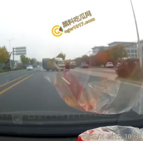 广西南宁车祸现场:鬼火少年私自改装9号电动车,速度太快操作不当直撞大货车,血溅当场! 第3张 广西南宁车祸现场:鬼火少年私自改装9号电动车,速度太快操作不当直撞大货车,血溅当场! 第3张