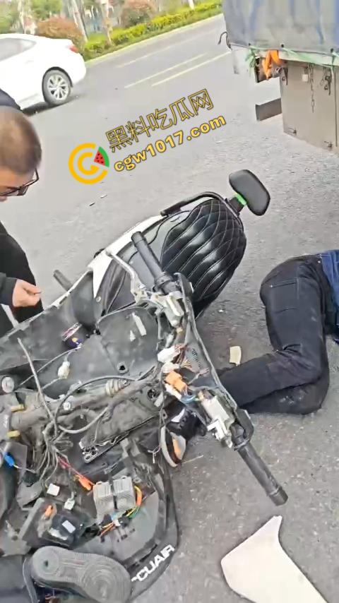 广西南宁车祸现场:鬼火少年私自改装9号电动车,速度太快操作不当直撞大货车,血溅当场! 第5张 广西南宁车祸现场:鬼火少年私自改装9号电动车,速度太快操作不当直撞大货车,血溅当场! 第5张