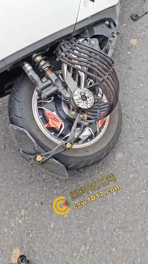 广西南宁车祸现场:鬼火少年私自改装9号电动车,速度太快操作不当直撞大货车,血溅当场! 第8张 广西南宁车祸现场:鬼火少年私自改装9号电动车,速度太快操作不当直撞大货车,血溅当场! 第8张