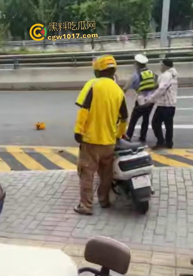 贵阳医院门口外卖小哥抢单血战，互殴拳脚头盔砸成稀碎，交警一人拦不住还得叫援兵，本是同根生相煎何太急呢！  第2张