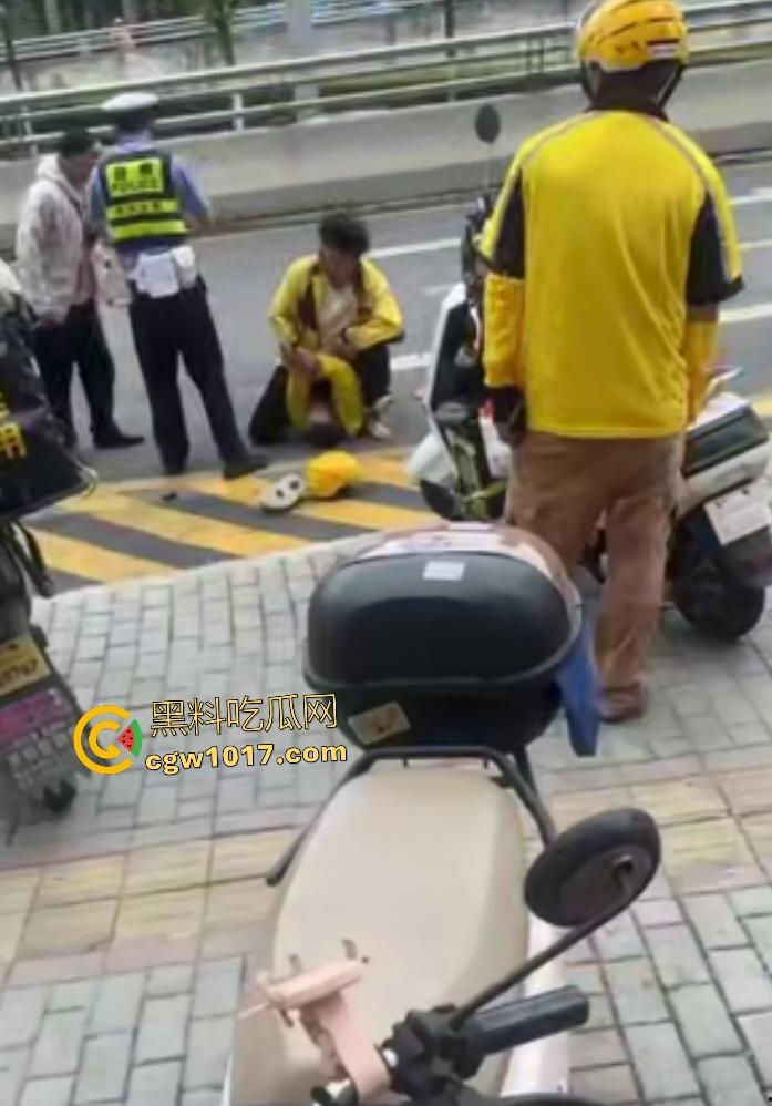 贵阳医院门口外卖小哥抢单血战，互殴拳脚头盔砸成稀碎，交警一人拦不住还得叫援兵，本是同根生相煎何太急呢！  第3张