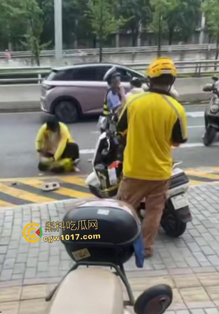 贵阳医院门口外卖小哥抢单血战，互殴拳脚头盔砸成稀碎，交警一人拦不住还得叫援兵，本是同根生相煎何太急呢！  第4张