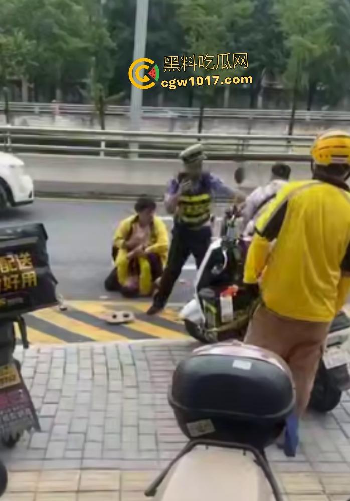 贵阳医院门口外卖小哥抢单血战，互殴拳脚头盔砸成稀碎，交警一人拦不住还得叫援兵，本是同根生相煎何太急呢！  第5张