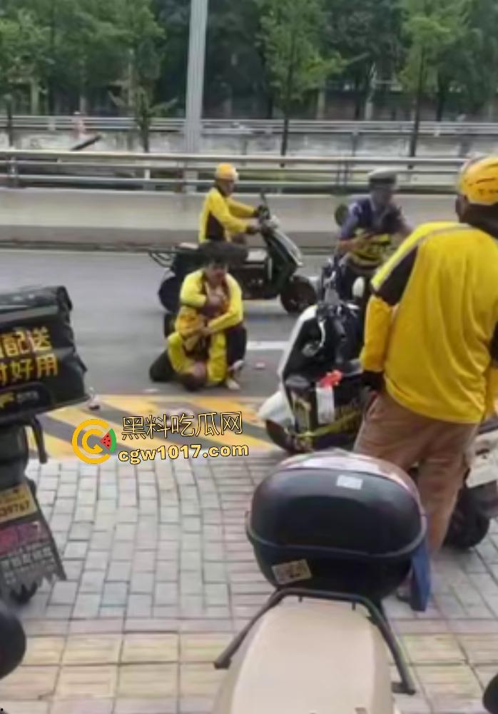 贵阳医院门口外卖小哥抢单血战，互殴拳脚头盔砸成稀碎，交警一人拦不住还得叫援兵，本是同根生相煎何太急呢！  第6张