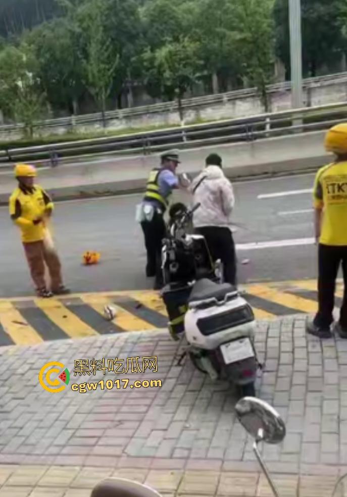 贵阳医院门口外卖小哥抢单血战，互殴拳脚头盔砸成稀碎，交警一人拦不住还得叫援兵，本是同根生相煎何太急呢！  第8张