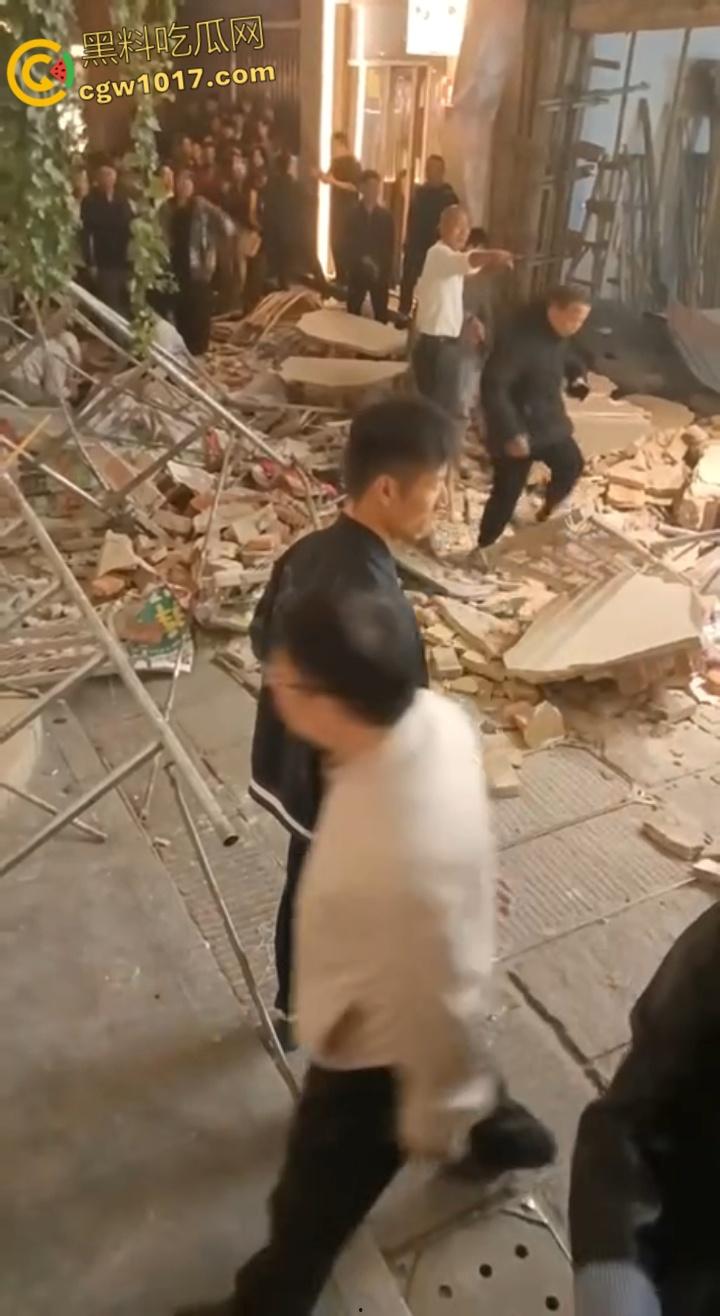 长沙潮宗街一家店面白天热火朝天装修,晚上却突然墙体崩塌,巨石压倒路过行人,路人纷纷挖土救人! 第1张 长沙潮宗街一家店面白天热火朝天装修,晚上却突然墙体崩塌,巨石压倒路过行人,路人纷纷挖土救人! 第1张