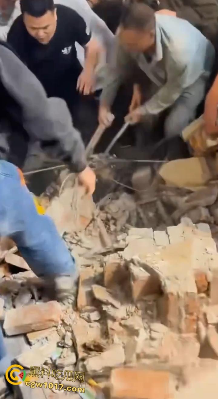 长沙潮宗街一家店面白天热火朝天装修,晚上却突然墙体崩塌,巨石压倒路过行人,路人纷纷挖土救人! 第3张 长沙潮宗街一家店面白天热火朝天装修,晚上却突然墙体崩塌,巨石压倒路过行人,路人纷纷挖土救人! 第3张