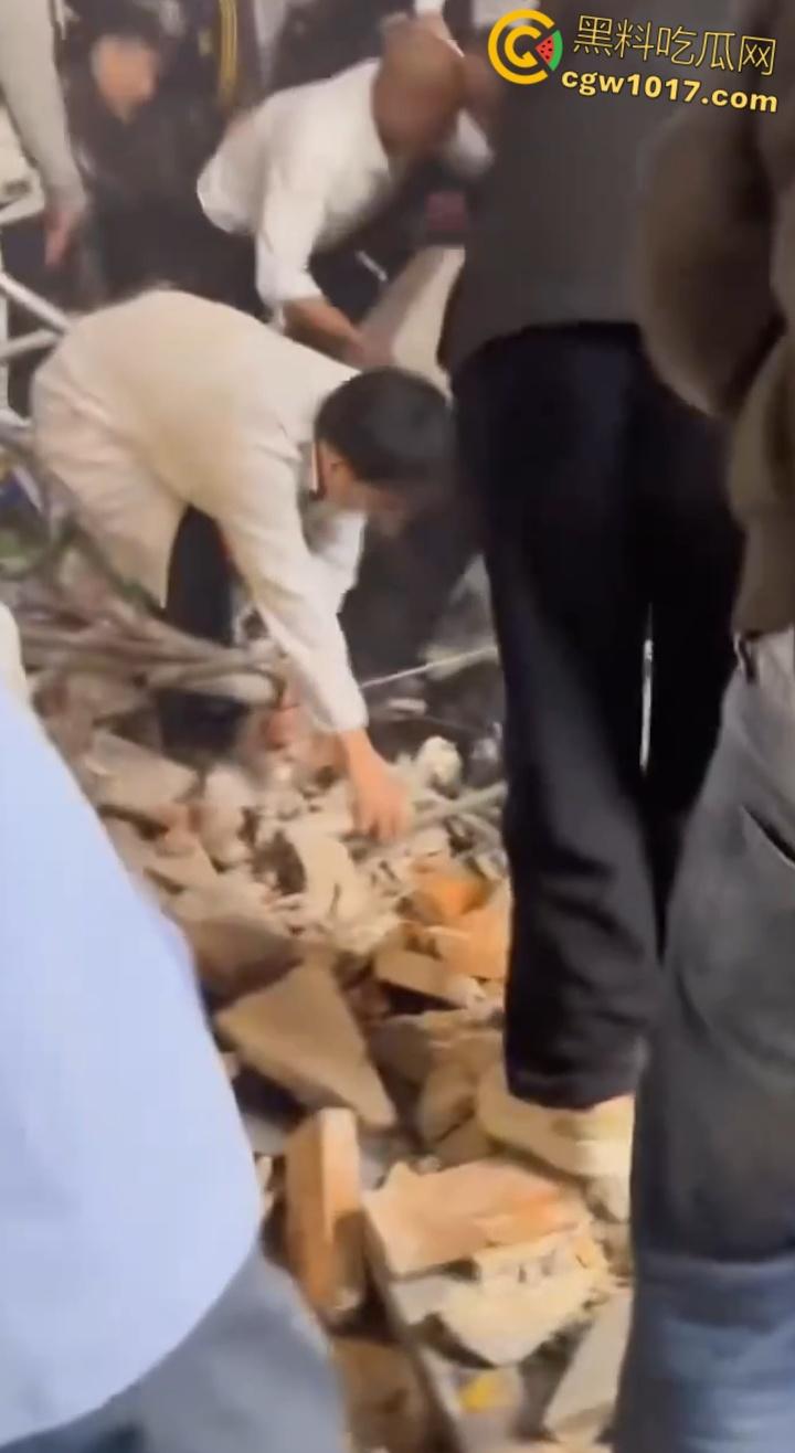 长沙潮宗街一家店面白天热火朝天装修,晚上却突然墙体崩塌,巨石压倒路过行人,路人纷纷挖土救人! 第4张 长沙潮宗街一家店面白天热火朝天装修,晚上却突然墙体崩塌,巨石压倒路过行人,路人纷纷挖土救人! 第4张