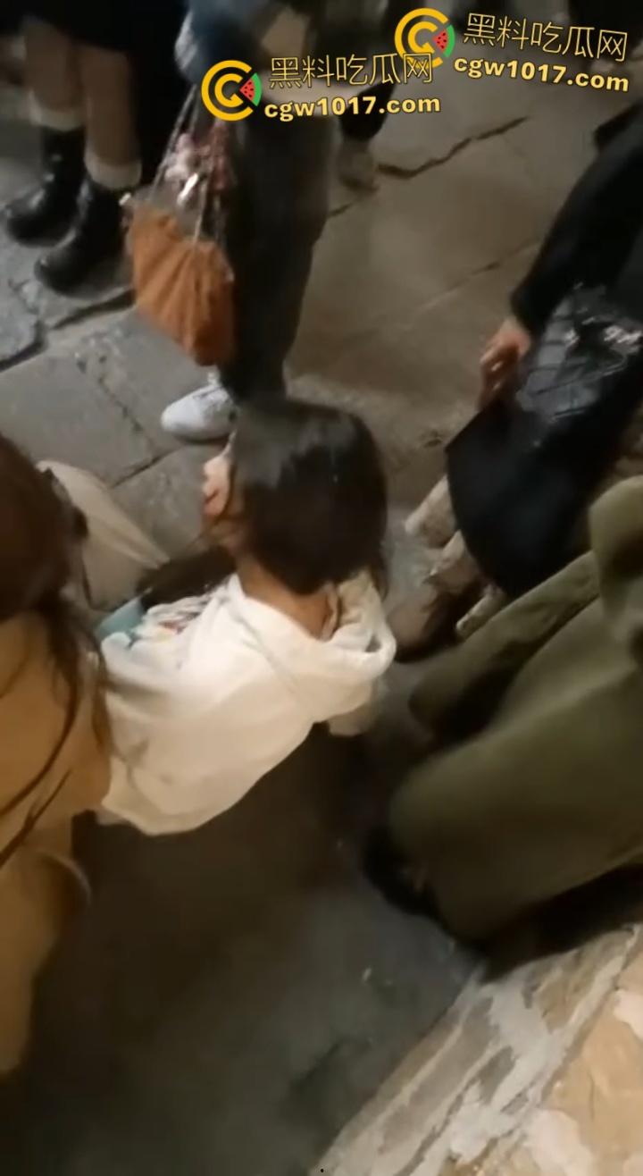 长沙潮宗街一家店面白天热火朝天装修,晚上却突然墙体崩塌,巨石压倒路过行人,路人纷纷挖土救人! 第5张 长沙潮宗街一家店面白天热火朝天装修,晚上却突然墙体崩塌,巨石压倒路过行人,路人纷纷挖土救人! 第5张