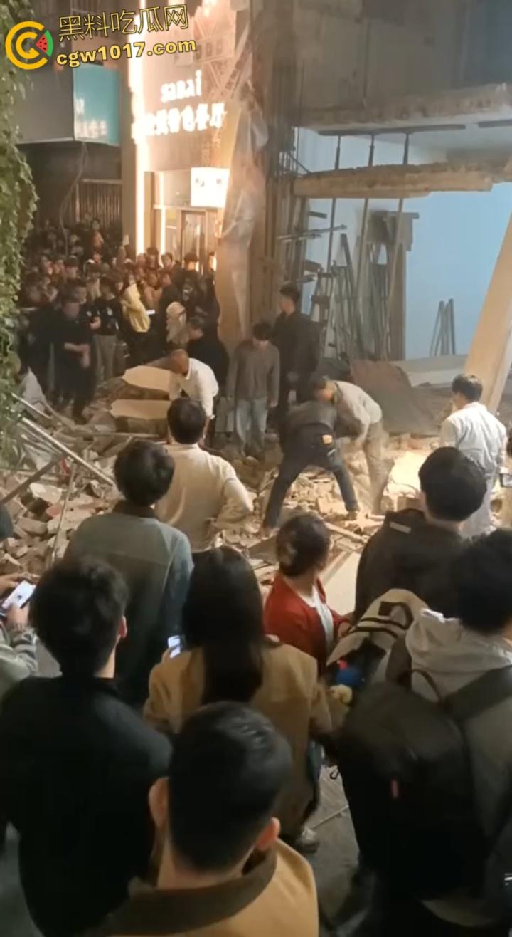 长沙潮宗街一家店面白天热火朝天装修,晚上却突然墙体崩塌,巨石压倒路过行人,路人纷纷挖土救人! 第6张 长沙潮宗街一家店面白天热火朝天装修,晚上却突然墙体崩塌,巨石压倒路过行人,路人纷纷挖土救人! 第6张