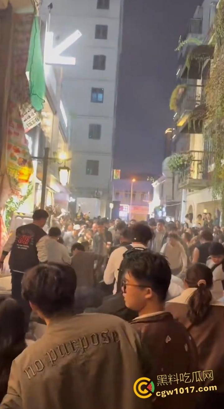 长沙潮宗街一家店面白天热火朝天装修,晚上却突然墙体崩塌,巨石压倒路过行人,路人纷纷挖土救人! 第7张 长沙潮宗街一家店面白天热火朝天装修,晚上却突然墙体崩塌,巨石压倒路过行人,路人纷纷挖土救人! 第7张