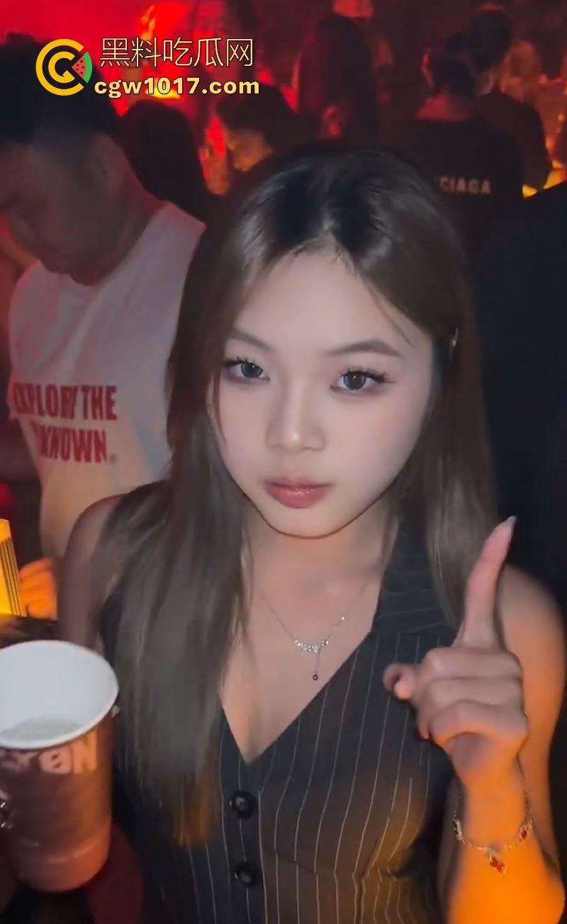 上海高颜值捞女【刘盈盈】这朵比基尼毒玫瑰，专去酒吧傍大款，坑骗男人酒水喝，灌醉你榨干钱包再榨干鸡巴！  第3张