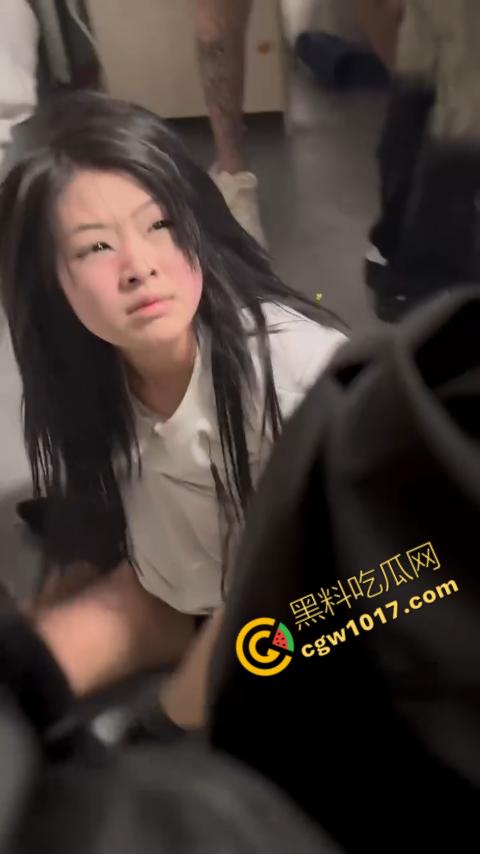 精神小妹狂霸凌视频疯传!暴力扒衣雪白奶子尽显,以多欺少,暴力画面震撼网络,引发热议。 第9张 精神小妹狂霸凌视频疯传!暴力扒衣雪白奶子尽显,以多欺少,暴力画面震撼网络,引发热议。 第9张