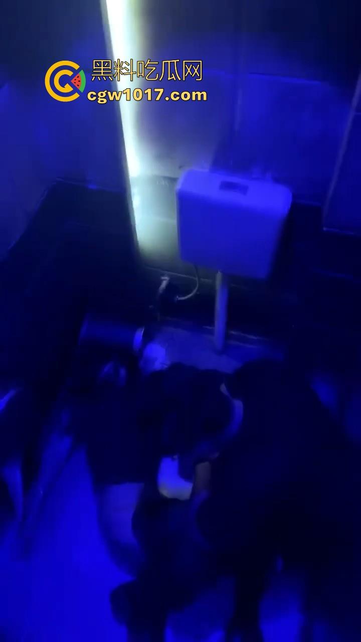 酒吧厕所准备做爱没想到门外确一堆人在偷拍，不是都这么热闹了里面这哥们一点没察觉吗？快点啊人家等着上厕所呢！  第1张