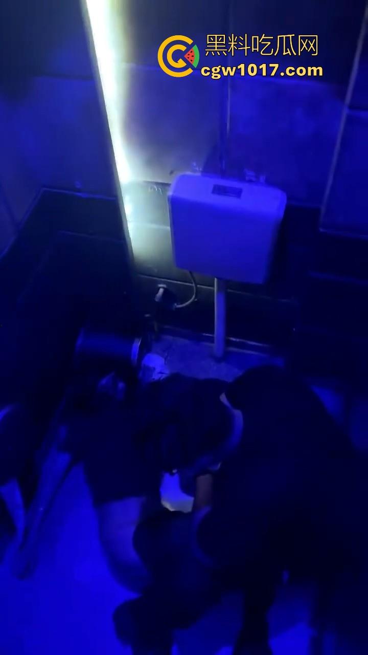 酒吧厕所准备做爱没想到门外确一堆人在偷拍，不是都这么热闹了里面这哥们一点没察觉吗？快点啊人家等着上厕所呢！  第2张