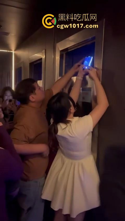 酒吧厕所准备做爱没想到门外确一堆人在偷拍，不是都这么热闹了里面这哥们一点没察觉吗？快点啊人家等着上厕所呢！  第4张