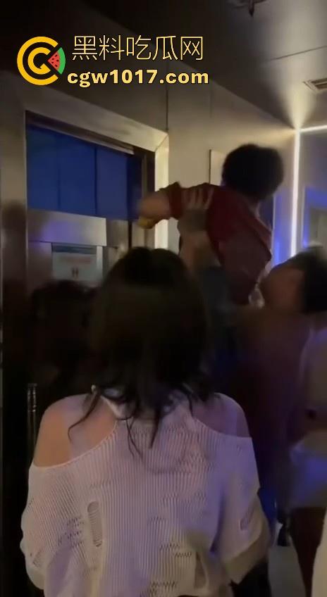 酒吧厕所准备做爱没想到门外确一堆人在偷拍，不是都这么热闹了里面这哥们一点没察觉吗？快点啊人家等着上厕所呢！  第5张