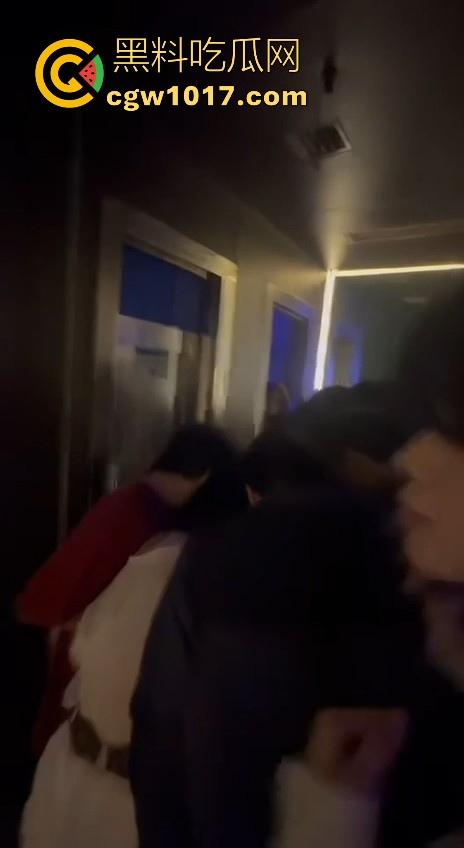 酒吧厕所准备做爱没想到门外确一堆人在偷拍，不是都这么热闹了里面这哥们一点没察觉吗？快点啊人家等着上厕所呢！  第7张