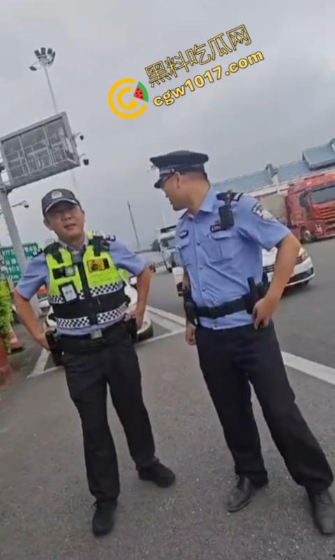 福建高速路口上演“辣椒水暴力”惨剧：交警野蛮执法，企图抢夺证据！公众怒呼严惩黑警！  第1张