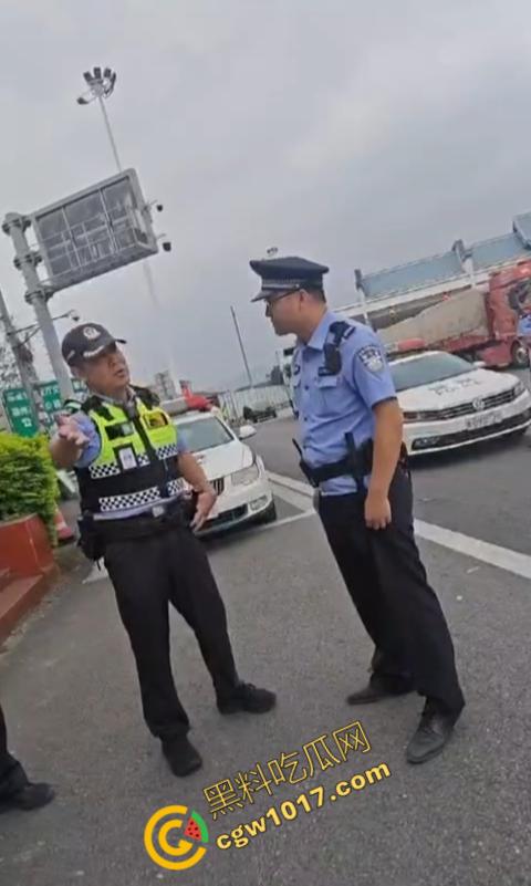 福建高速路口上演“辣椒水暴力”惨剧：交警野蛮执法，企图抢夺证据！公众怒呼严惩黑警！  第2张