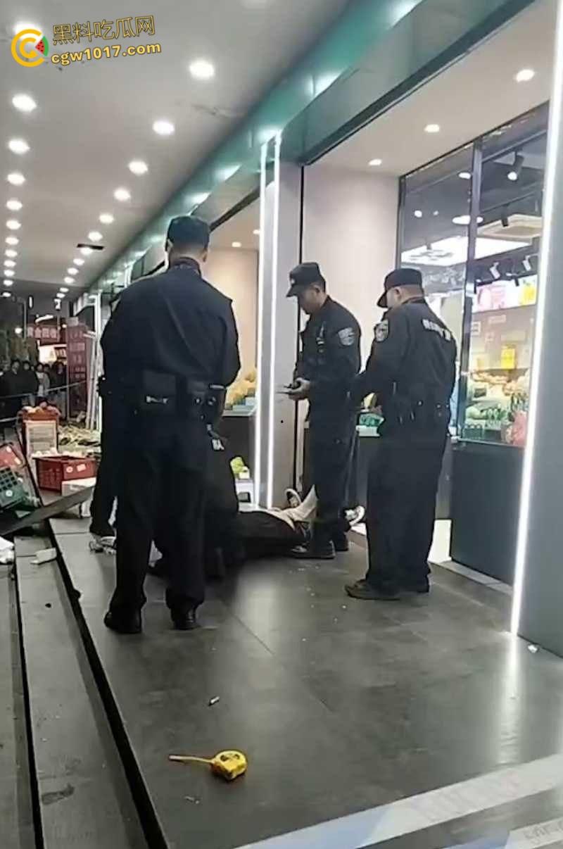 杭州乔司街道水果店，男子因老板拖欠数月工资，生活彻底陷入绝境，压力爆发打砸水果店混乱！  第7张