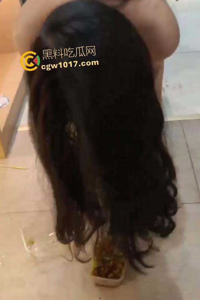 女同调教把女奴当狗，女主光脚踩让跪地吃剩饭，狼吞虎咽吃下去，猫都比她过得好，钱多你也能养几只宠物！  第3张